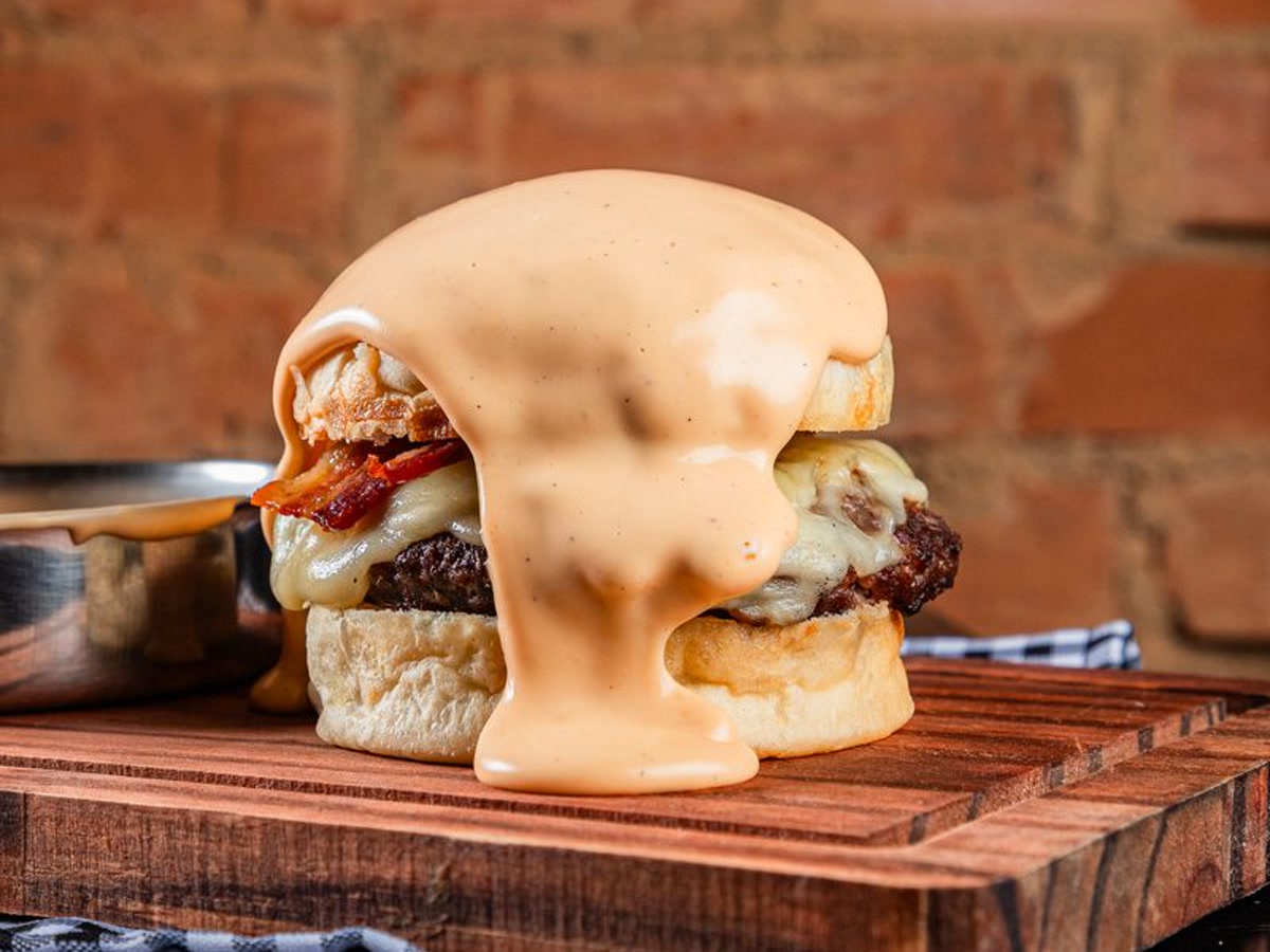 Arena Fondue com queijo derretido