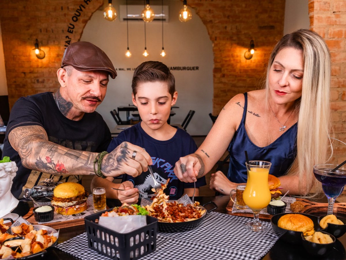 Família à mesa no salão da Arena
